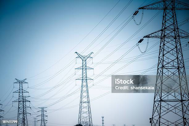 Alta Tensione Towers - Fotografie stock e altre immagini di Acciaio - Acciaio, Affari, Agricoltura