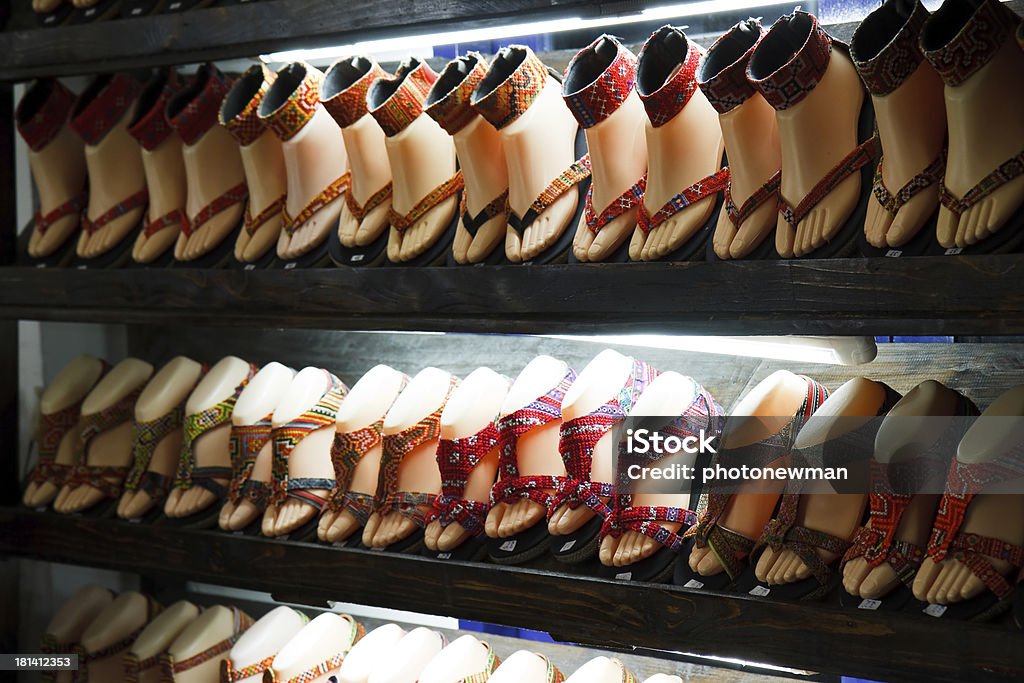Calçados nas prateleiras nas lojas. - Foto de stock de Acessório royalty-free