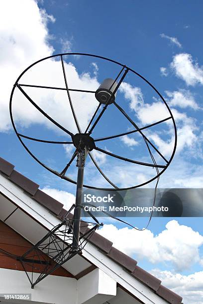 Antena Parabólica Atrapado En El Techo De La Casa Sobre Cielo Azul Foto de stock y más banco de imágenes de Amor a primera vista