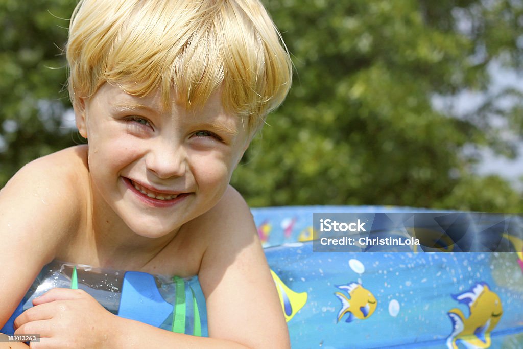 Szczęśliwe dziecko w Fotelik basen - Zbiór zdjęć royalty-free (Brodzik)