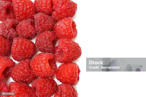 Спелые Raspberries Рамка Изолированные — стоковые фотографии и другие картинки Без людей - Без людей, Белый, Белый фон