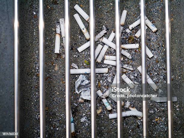 Foto de Guimba De Cigarro Em Cinzeiro e mais fotos de stock de Abstrato - Abstrato, Alimentação Não-saudável, Anti-higiênico