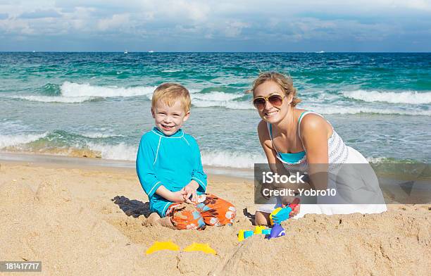 Rodzina Gra Z Piasku Na Plaży - zdjęcia stockowe i więcej obrazów Brzeg wody - Brzeg wody, Chłopcy, Dorosły