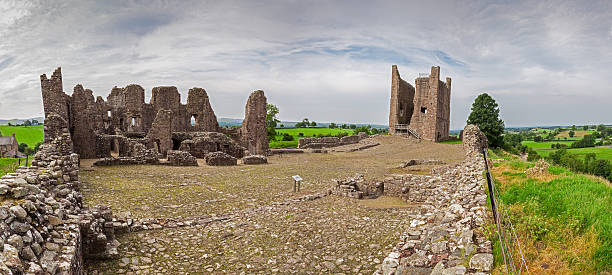 castillo panorama brough - kirkby stephen fotografías e imágenes de stock