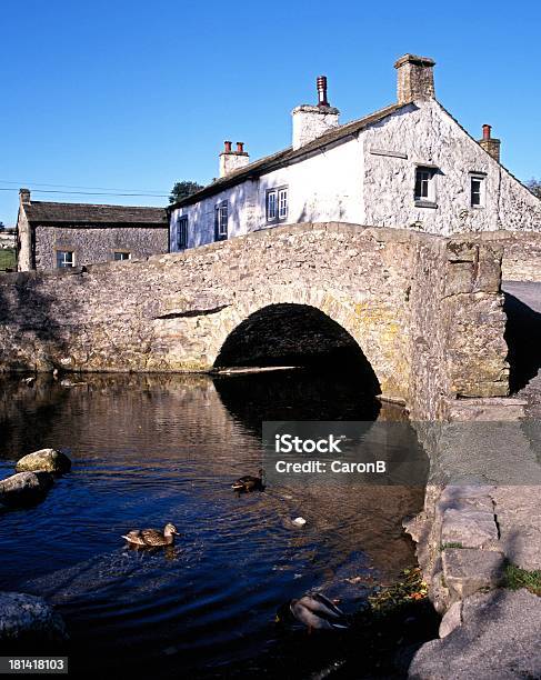 Stone Bridge Über Stream Malham Yorkshire Stockfoto und mehr Bilder von Außenaufnahme von Gebäuden - Außenaufnahme von Gebäuden, Bach, Bauwerk