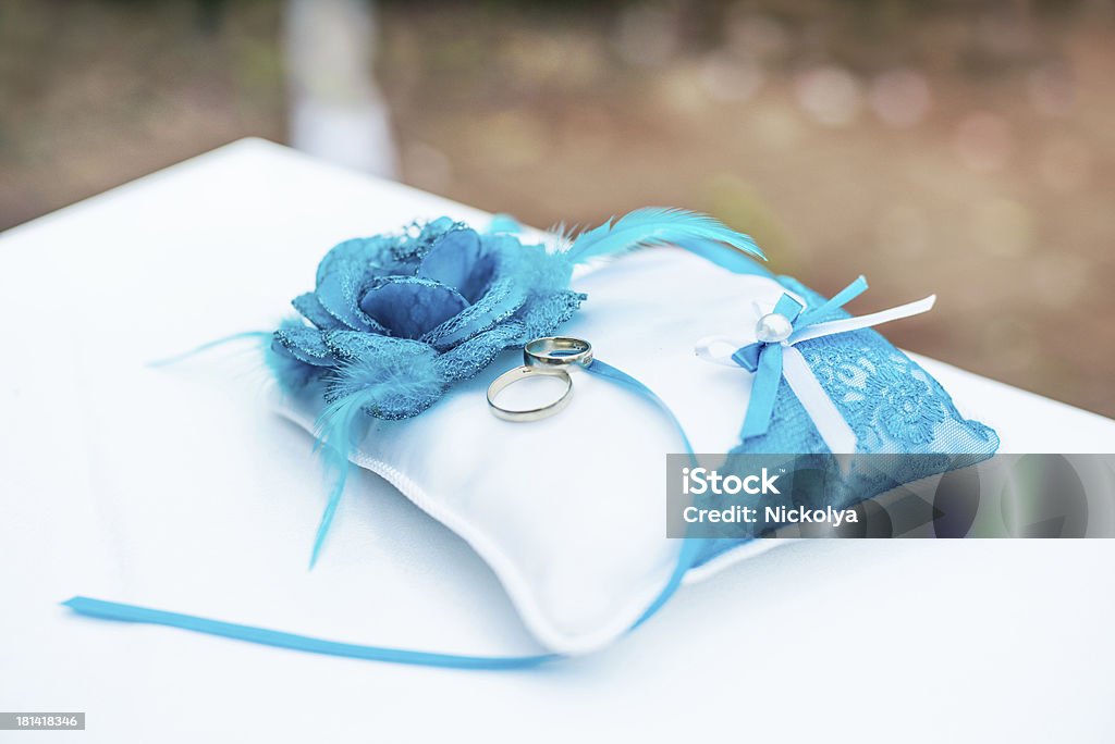 Anéis de casamento de ouro no pincushion - Foto de stock de Almofada royalty-free