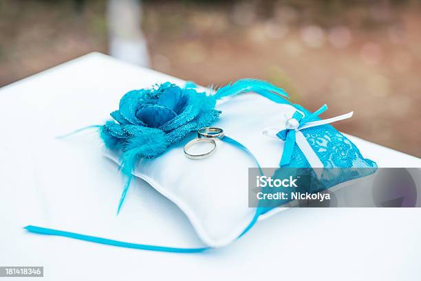 Foto de Anéis De Casamento De Ouro No Pincushion e mais fotos de stock de Almofada - Almofada, Casado, Casamento