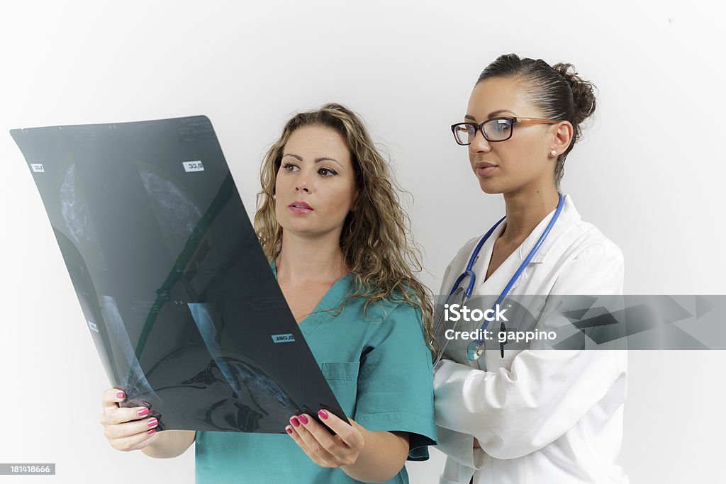 Médicos analizar una imagen radiográfica - Foto de stock de 20 a 29 años libre de derechos