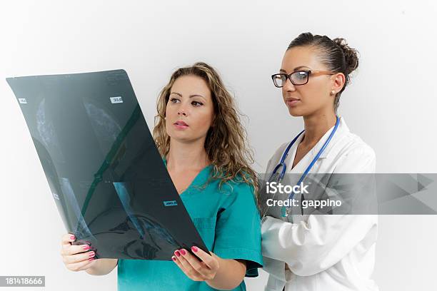Medici Esaminando Una Radiografia Immagine - Fotografie stock e altre immagini di Affari - Affari, Apparecchiatura medica, Ascoltare