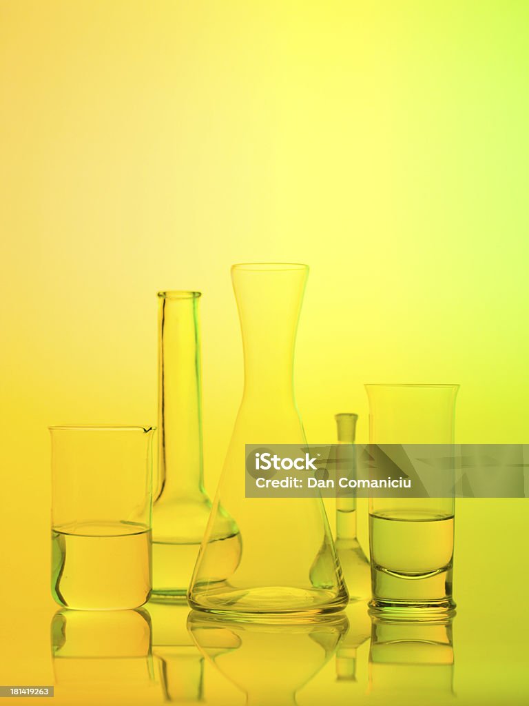 Receptores de vidrio de laboratorio sobre fondo amarillo - Foto de stock de Agua libre de derechos