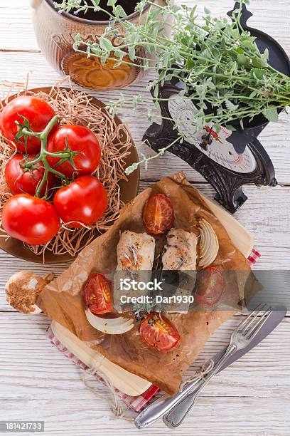 Photo libre de droit de Blanc De Poulet Avec Des Tomates Cuit Aux Épinards Et Aux Herbes banque d'images et plus d'images libres de droit de Aliment