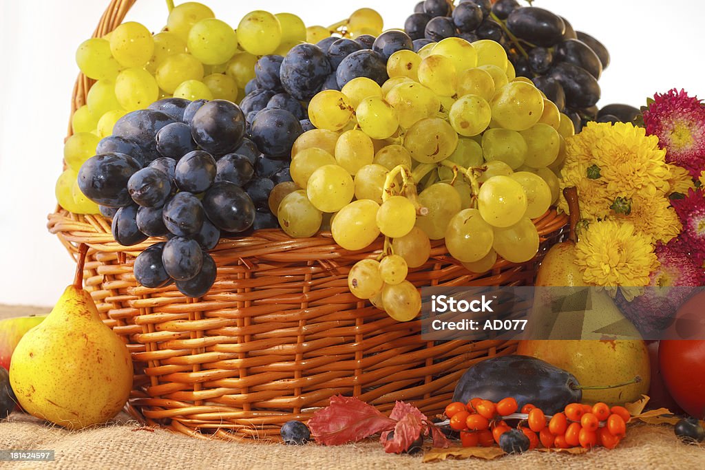 Automne fruits frais dans un panier - Photo de Aliment libre de droits