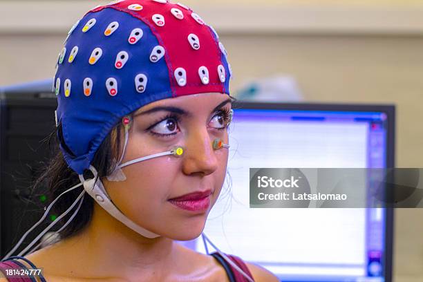 Psychophysiological 測定 - 女性のストックフォトや画像を多数ご用意 - 女性, EEGキャップ, エレクトロニクス産業
