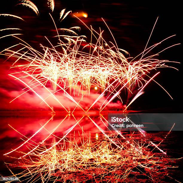 Rosa Y Naranjas Fuegos Artificiales Foto de stock y más banco de imágenes de Acontecimiento - Acontecimiento, Aire libre, Celebración - Ocasión especial