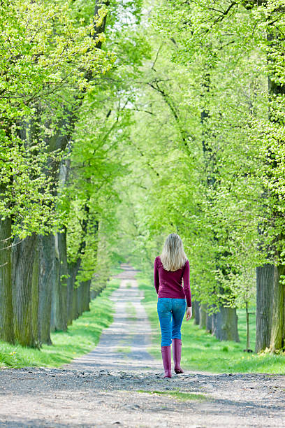 istock woman in alley 181428992