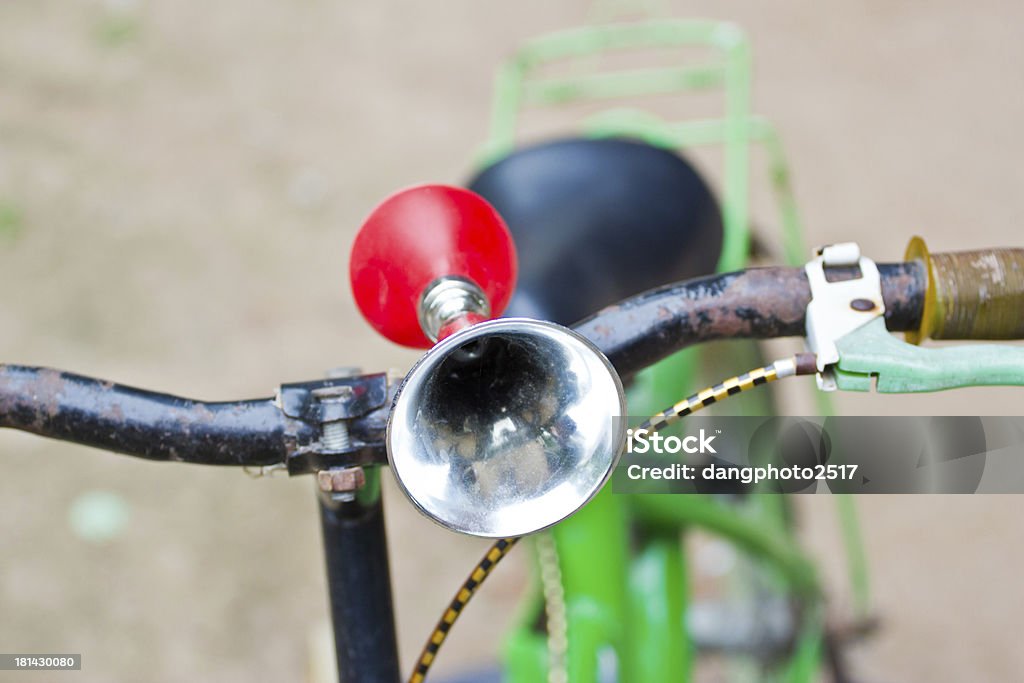 Aria Vintage corno con lampadina sulla bicicletta in gomma - Foto stock royalty-free di Allerta