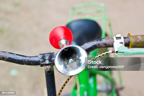 Aria Vintage Corno Con Lampadina Sulla Bicicletta In Gomma - Fotografie stock e altre immagini di Allerta