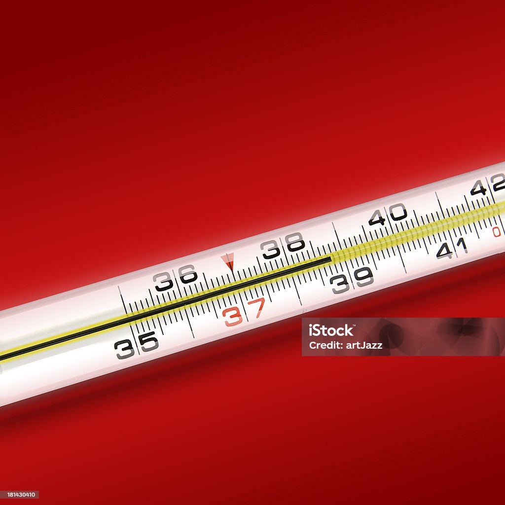 close-up su sfondo rosso Termometro - Foto stock royalty-free di Accudire