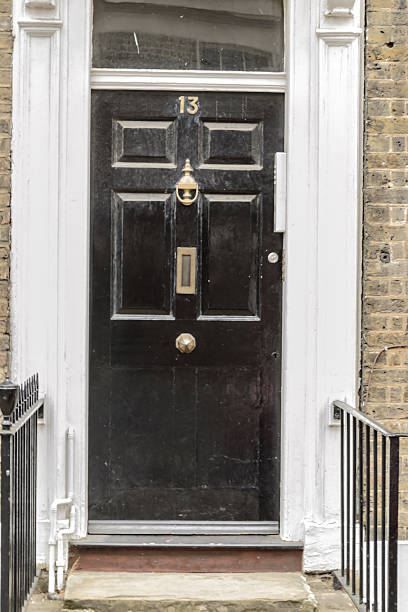 noir front door - doorstep door knocker door england photos et images de collection