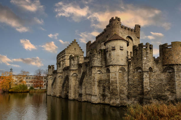 castelo medieval de gravensteen em ghent, bélgica - castle gravensteen - fotografias e filmes do acervo