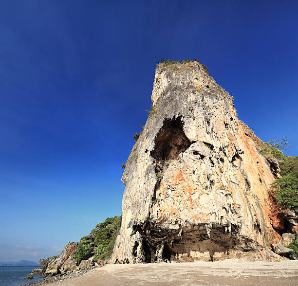 pedra gigante perto de khao phing kan ilha,-phuket tailândia - phuket province beach blue cliff imagens e fotografias de stock