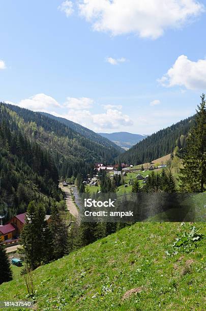 Mała Osada W Dolina Górska - zdjęcia stockowe i więcej obrazów Alpine - Stan Utah - Alpine - Stan Utah, Bez ludzi, Budowla mieszkaniowa