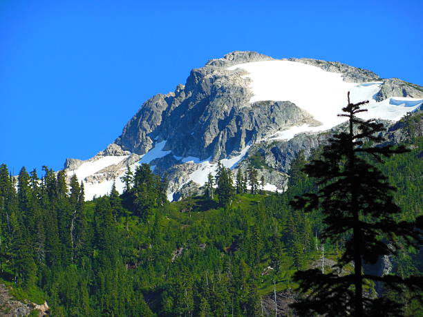 istock Peak in the high Cascade Moutains 181441003