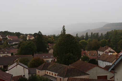 Vue d’une colline sur un village en Bourgogne