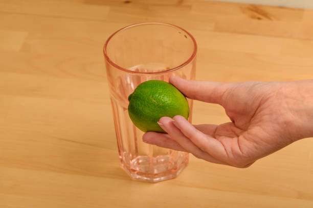 acqua di lime, rinfresco agli agrumi - close up women horizontal citrus fruit foto e immagini stock