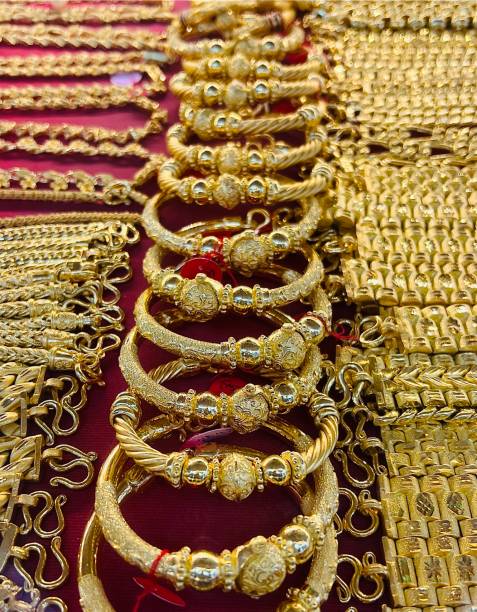 muchas pulseras de oro en el soporte de la joyería. - selling merchandise craft thailand fotografías e imágenes de stock