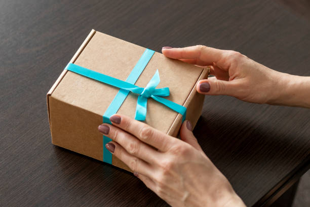 крупный план женщины, держащей коробку с подарками. праздник - tiffany box стоковые фото и изображения