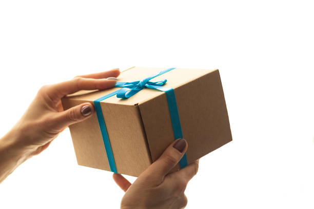 крупный план женщины, держащей коробку с подарками. праздник - tiffany box стоковые фото и изображения