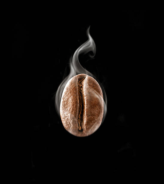 café quente de feijão em uma sauna a vapor - roasted macro freshness vertical - fotografias e filmes do acervo