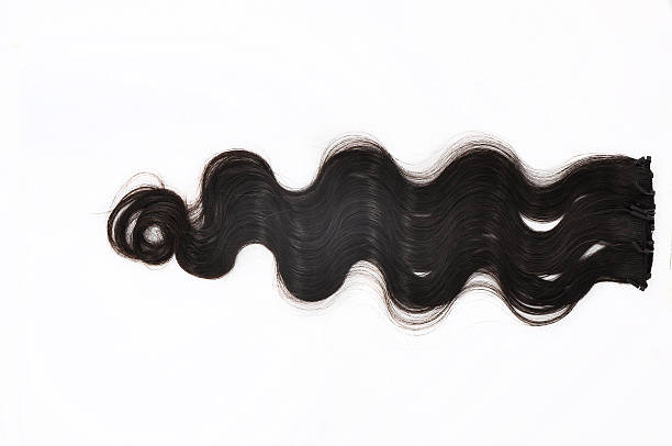 noir extension de cheveux - human hair curled up hair extension isolated photos et images de collection