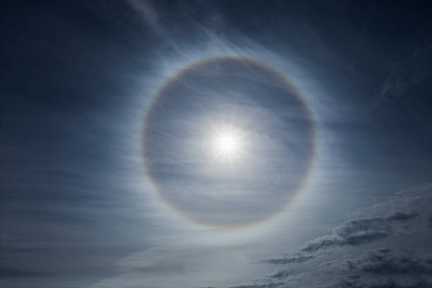 efeito de halo no céu - cirrostratus - fotografias e filmes do acervo