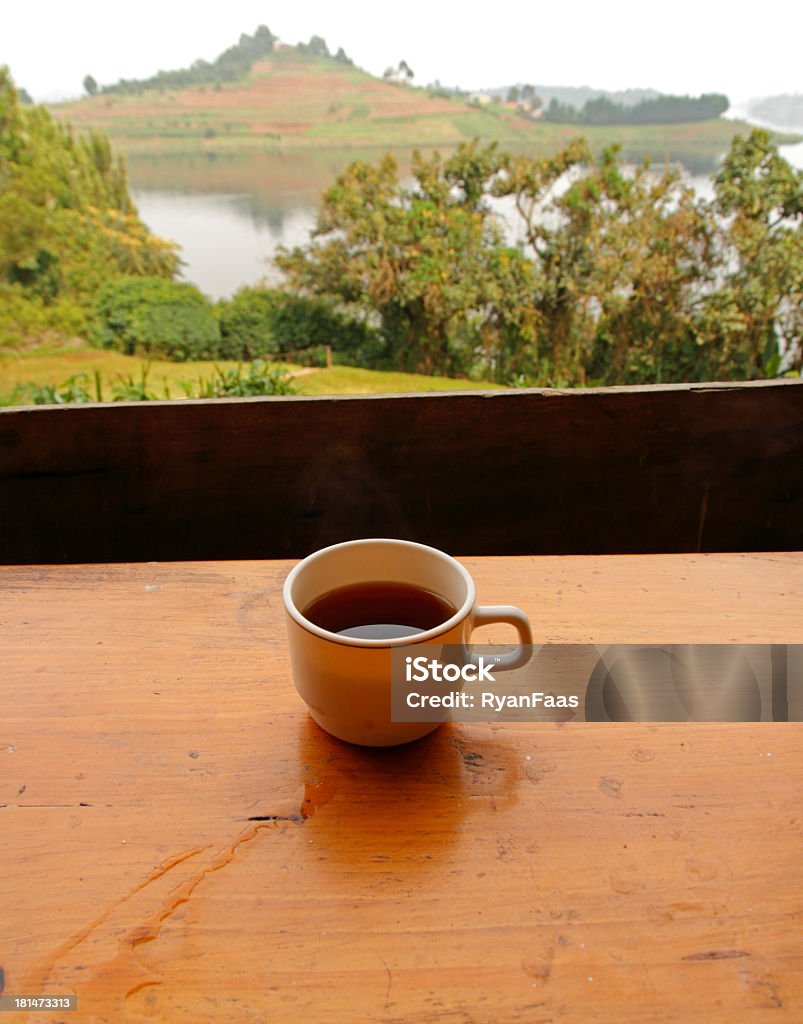 Caffè con vista lago - Foto stock royalty-free di Ambientazione esterna