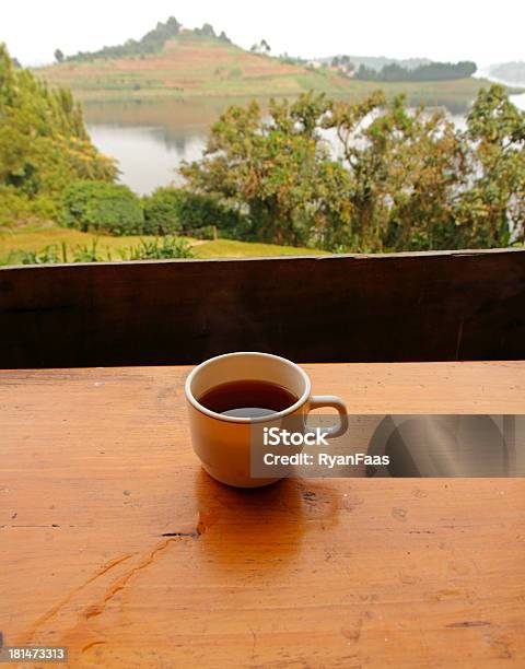 Caffè Con Vista Lago - Fotografie stock e altre immagini di Ambientazione esterna - Ambientazione esterna, Ambientazione tranquilla, Bibita