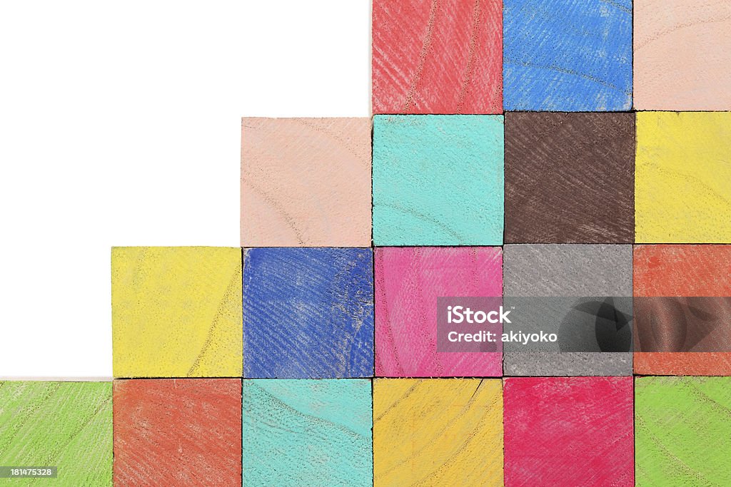 Pila de coloridas bloques de juguete de madera - Foto de stock de Apilar libre de derechos