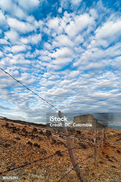 Old Vedação Em Um Deserto - Fotografias de stock e mais imagens de Antigo - Antigo, Azul, Cerca