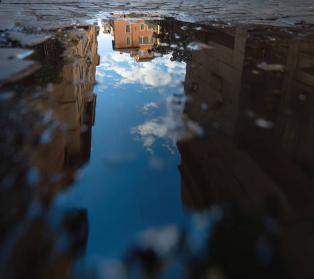 水たまりに映るローマの建築、ローマ、イタリア - puddle rome reflection street ストックフォトと画像