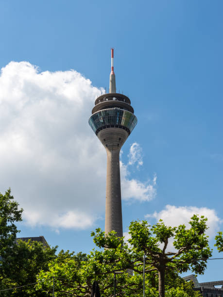 torre de televisión rheinturm en dusseldorf, alemania - rhine river audio fotografías e imágenes de stock