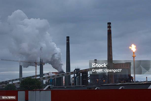 Smokestacks In Fabrik Bei Dämmerung Stockfoto und mehr Bilder von Asturien - Asturien, Stahlwerk, Dunkel