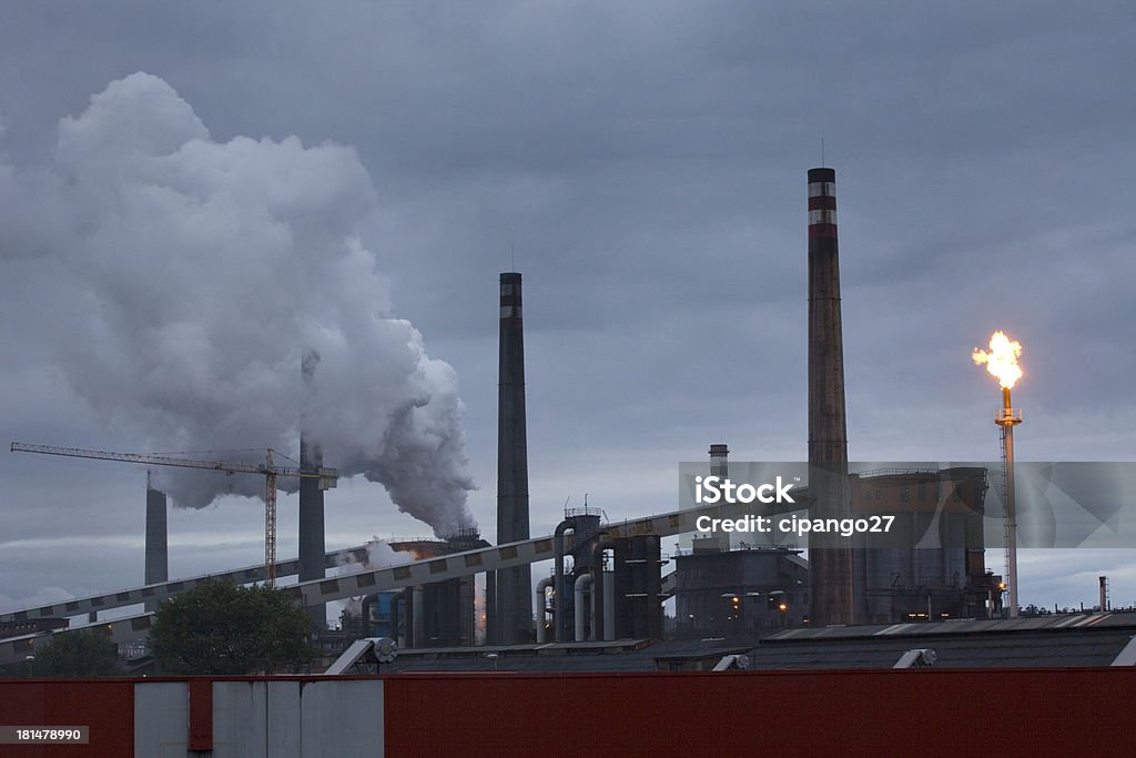 Smokestacks en factory at dawn - Foto de stock de Principado de Asturias libre de derechos