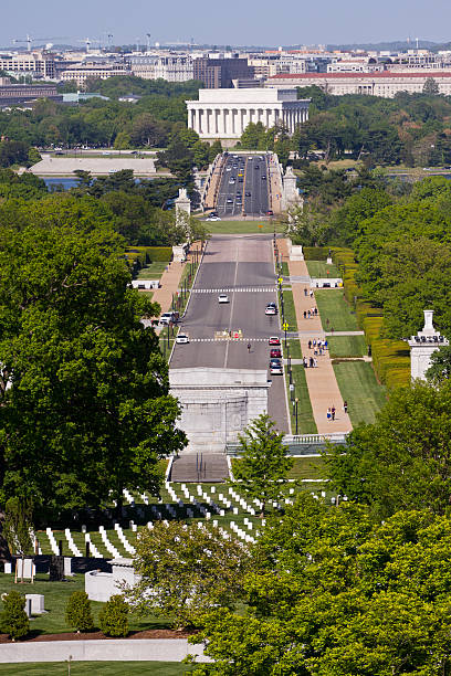 vista dal cimitero nazionale di arlington, washington d.c. - death toll foto e immagini stock