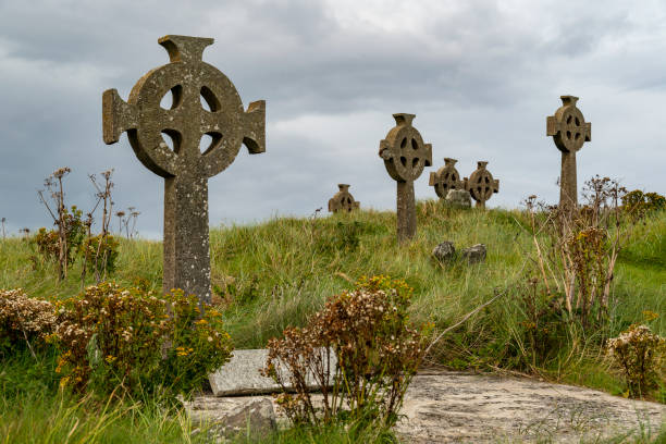 cimetière de cross abbey, mullet, mayo, irlande - celtic cross republic of ireland cross shape cross photos et images de collection
