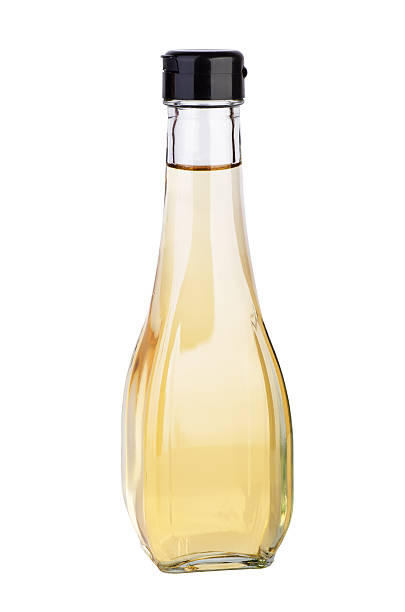 decanter com vinagre balsâmico branco (ou) vinagre de maçã - balsamic vinegar vinegar bottle container - fotografias e filmes do acervo