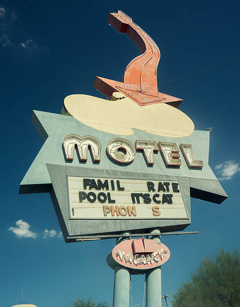 route 66 motel vaga sinal de estrada - route 66 old fashioned roadside commercial sign imagens e fotografias de stock