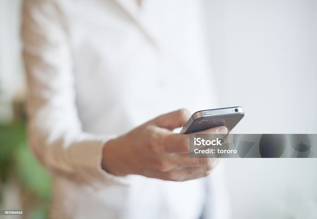 Nahaufnahme einer Frau mit Mobile Smartphone - Lizenzfrei Arbeiten Stock-Foto