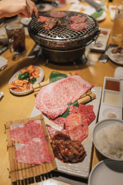 alla scoperta della carne di manzo in stile giapponese in giappone - thai cuisine asian cuisine vertical close up foto e immagini stock