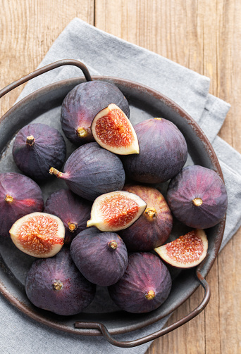 Whole and sliced fresh ripe figs.